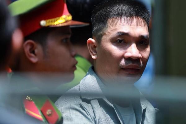 Văn Kính Dương, Ngọc Miu tươi cười khi đến tòa sơ thẩm sáng nay-5