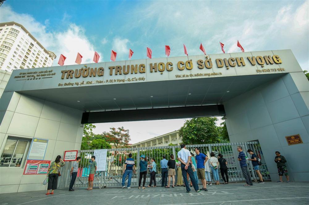 Tuyển sinh THPT 2020: Con lạnh cóng trong trường, bố mẹ mướt mồ hôi ngoài nắng-2