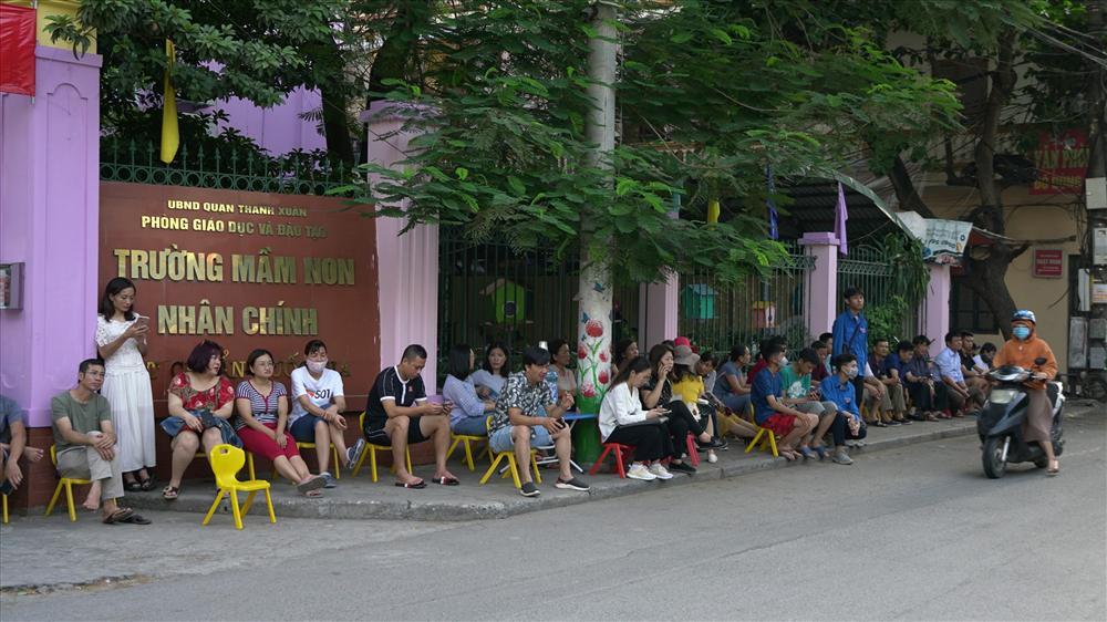 Tuyển sinh THPT 2020: Con lạnh cóng trong trường, bố mẹ mướt mồ hôi ngoài nắng-3