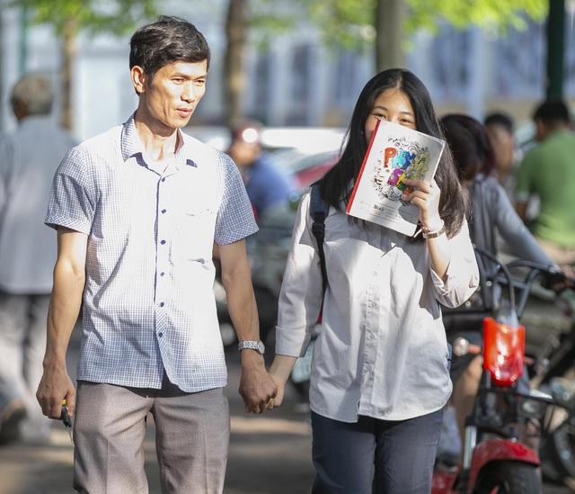 Tuyển sinh THPT 2020: Con lạnh cóng trong trường, bố mẹ mướt mồ hôi ngoài nắng-4