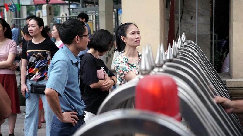 Tuyển sinh THPT 2020: Con lạnh cóng trong trường, bố mẹ mướt mồ hôi ngoài nắng-7