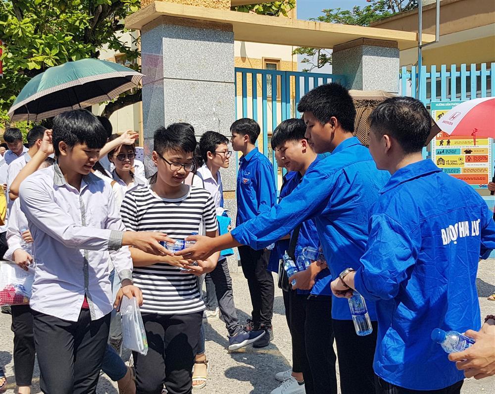 Tuyển sinh THPT 2020: Con lạnh cóng trong trường, bố mẹ mướt mồ hôi ngoài nắng-9