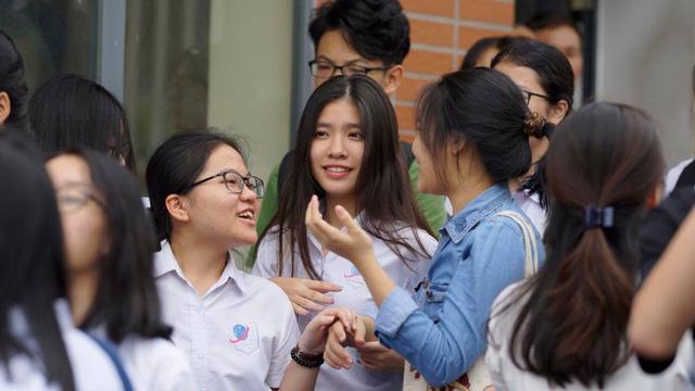 Tuyển sinh THPT 2020: Con lạnh cóng trong trường, bố mẹ mướt mồ hôi ngoài nắng-11