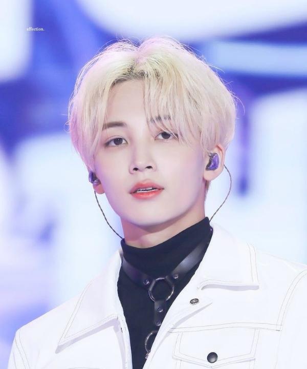 Nhóm nhạc nam có tới hơn một nửa thành viên đều là visual-5