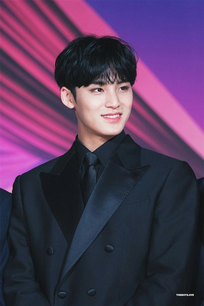 Nhóm nhạc nam có tới hơn một nửa thành viên đều là visual-8