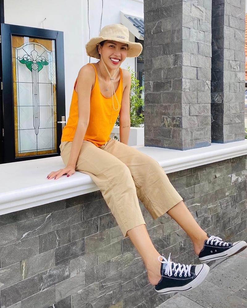 Thúy Ngân lộ nội y - Hà Tăng lên đồ hack tuổi nhưng gầy xanh xao với sơ mi trắng-8