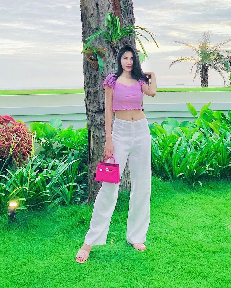 Thúy Ngân lộ nội y - Hà Tăng lên đồ hack tuổi nhưng gầy xanh xao với sơ mi trắng-10