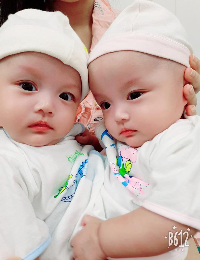 Cặp song sinh Trúc Nhi - Diệu Nhi vẫn còn đau sau ca mổ, người mẹ mua đồ chơi nhờ bác sĩ tiệt trùng gửi cho con-2