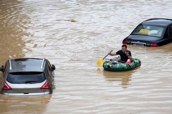 Mưa lớn không ngừng, đập Tam Hiệp bất lực để ngăn lũ ở sông Dương Tử