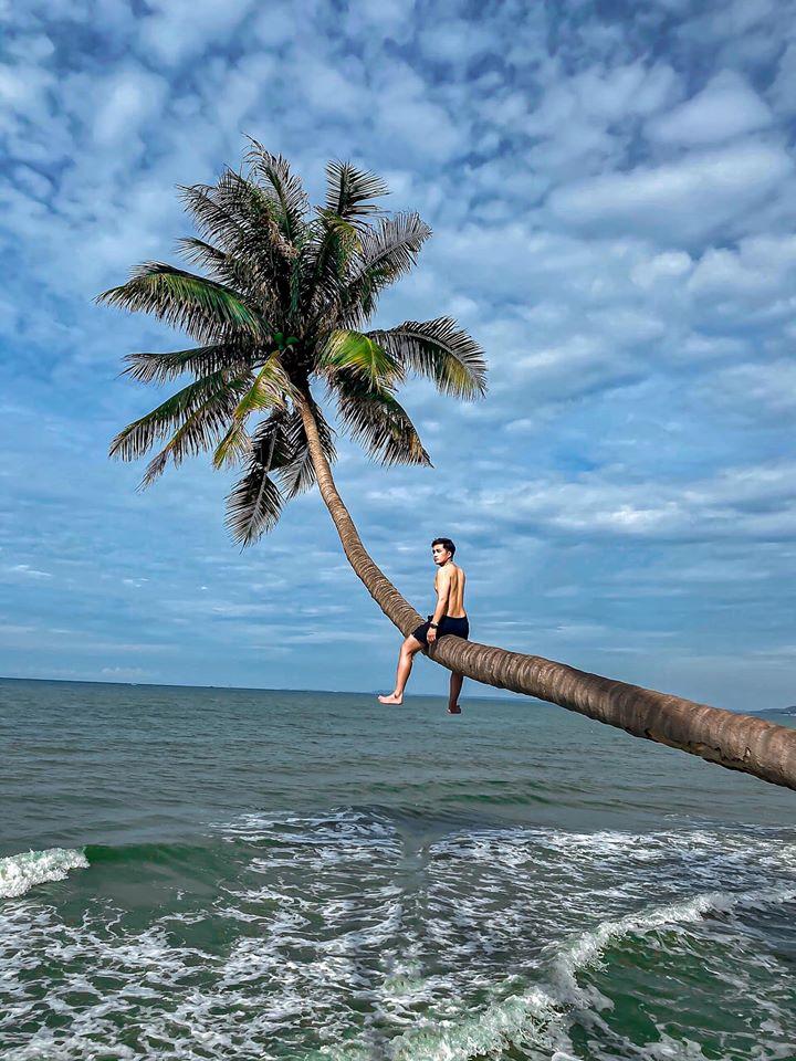 Truy lùng bằng được cây dừa có góc nghiêng thần thánh giữa biển xanh, mây trắng Phan Thiết-1