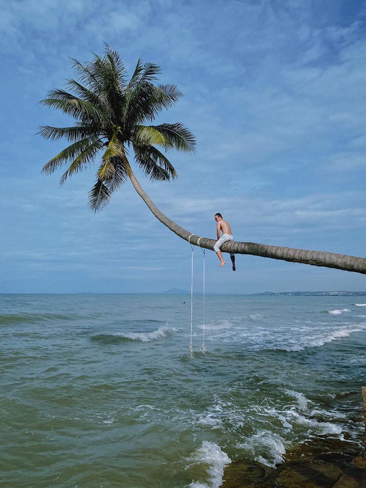 Truy lùng bằng được cây dừa có góc nghiêng thần thánh giữa biển xanh, mây trắng Phan Thiết-2