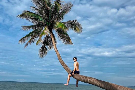 Truy lùng bằng được cây dừa có 'góc nghiêng thần thánh' giữa biển xanh, mây trắng Phan Thiết