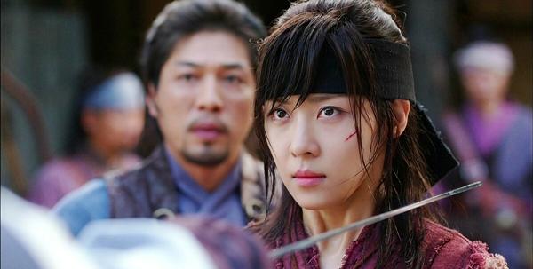 Ha Ji Won được nhận xét là quá xinh đẹp khi giả trai trong bộ phim nổi tiếng Empress Ki (Hoàng hậu Ki). Nữ chính Seung Nyang (Ha Ji Won) sau khi lưu lạc khắp nơi đã trở về quê hương dưới thân phận một người đàn ông. Bằng tài năng của mình, cô trở thành một chiến binh thiện nghệ. Khi giả trai, Ha Ji Won cố gắng thể hiện nét 