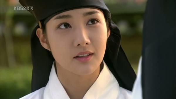 Park Min Young cũng không giấu được vẻ nữ tính khi giả trai trong Sungkyunkwan Scandal. Gương mặt thanh tú, đường nét mềm mại khiến Park Min Young không tạo ra được khác biệt khi chỉ mặc đồ nam.