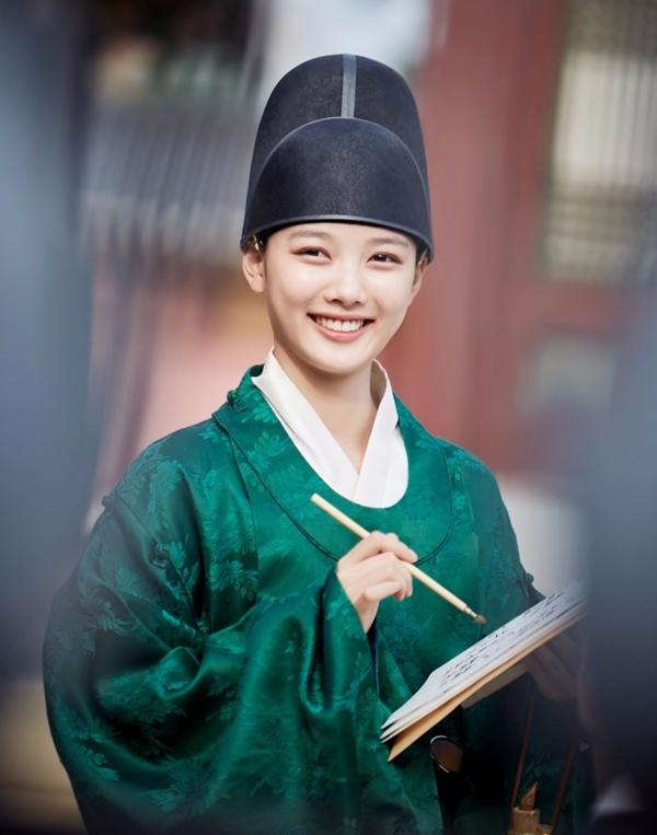 Kim Yoo Jung cũng từng đóng giả thái giám trong phim cổ trang Mây họa ánh trăng. Vẻ tinh nghịch đáng yêu của nữ diễn viên tạo thiện cảm cho khán giả. Tuy nhiên, xét về độ thuyết phục khi giả trai, Kim Yoo Jung vẫn còn quá nữ tính với khuôn mặt tròn dễ thương.