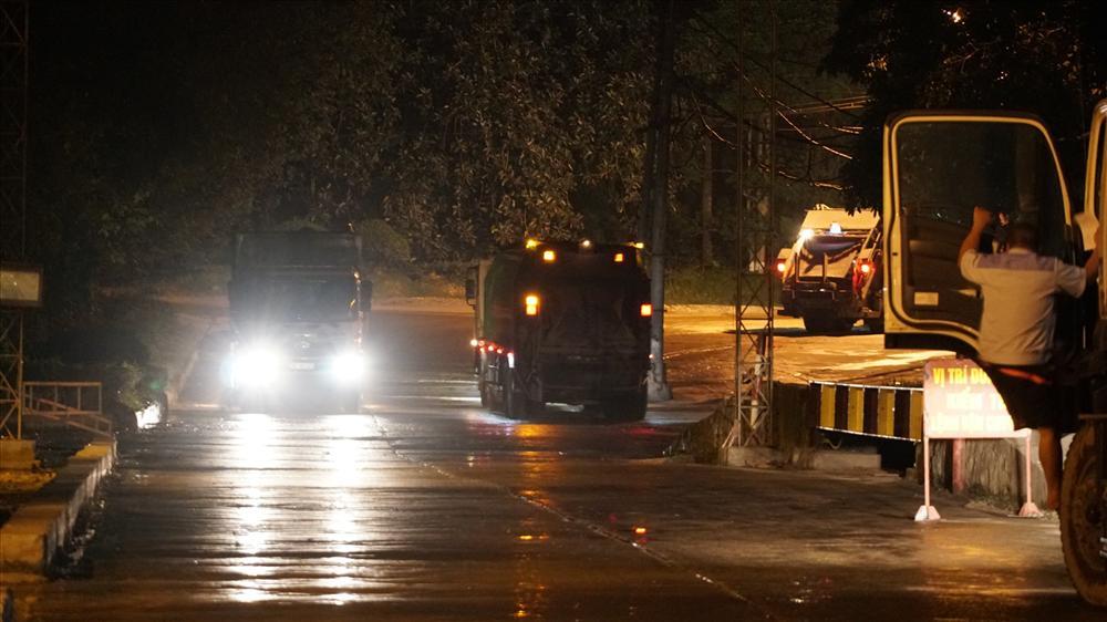 Tháo chốt chặn ở bãi rác Nam Sơn, xe chở rác nối đuôi tấp nập đổ về-3