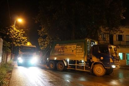 Tháo chốt chặn ở bãi rác Nam Sơn, xe chở rác nối đuôi tấp nập đổ về-6