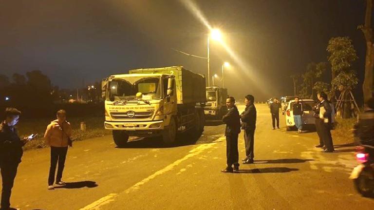 Tháo chốt chặn ở bãi rác Nam Sơn, xe chở rác nối đuôi tấp nập đổ về-7