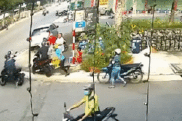 Clip: Nam thanh niên ra giữa đường đứng chặn xe, đánh người-1