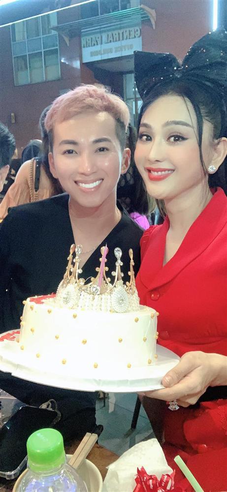 Lâm Khánh Chi đeo nơ to đùng để cưa sừng làm nghé trong tiệc sinh nhật tuổi 43-8