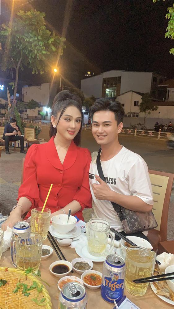 Lâm Khánh Chi đeo nơ to đùng để cưa sừng làm nghé trong tiệc sinh nhật tuổi 43-9