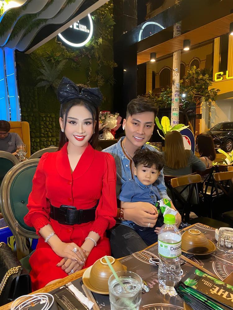 Lâm Khánh Chi đeo nơ to đùng để cưa sừng làm nghé trong tiệc sinh nhật tuổi 43-2