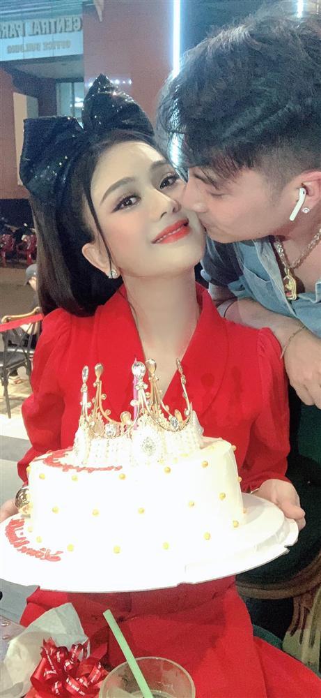 Lâm Khánh Chi đeo nơ to đùng để cưa sừng làm nghé trong tiệc sinh nhật tuổi 43-5