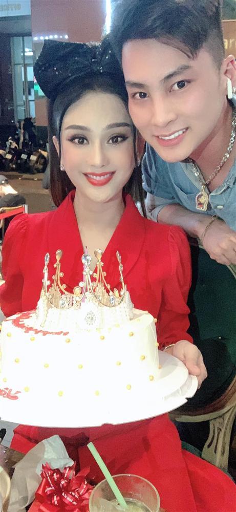 Lâm Khánh Chi đeo nơ to đùng để cưa sừng làm nghé trong tiệc sinh nhật tuổi 43-6