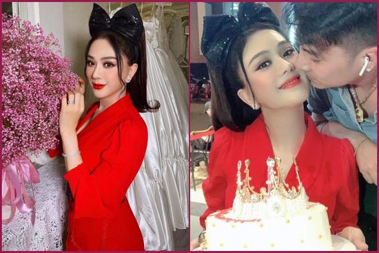 Lâm Khánh Chi đeo nơ to đùng để 'cưa sừng làm nghé' trong tiệc sinh nhật tuổi 43