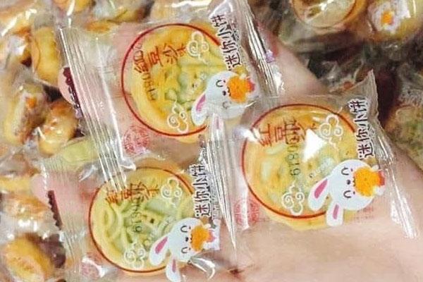 Bánh mì toàn thân đen như than gây sốt, dân mạng đua nhau truy lùng-2