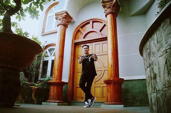 Cuộc sống của Khánh Phương - ca sĩ ở nhà 200 tỷ, từng hẹn hò bí mật với Quỳnh Nga suốt 2 năm giờ ra sao?-3