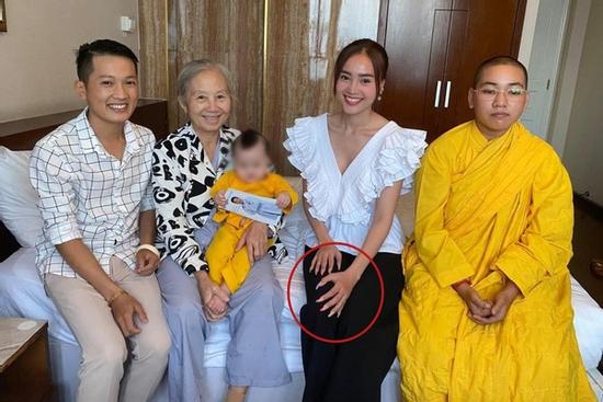 Ninh Dương Lan Ngọc xin lỗi sau hình ảnh kém duyên khi đi từ thiện