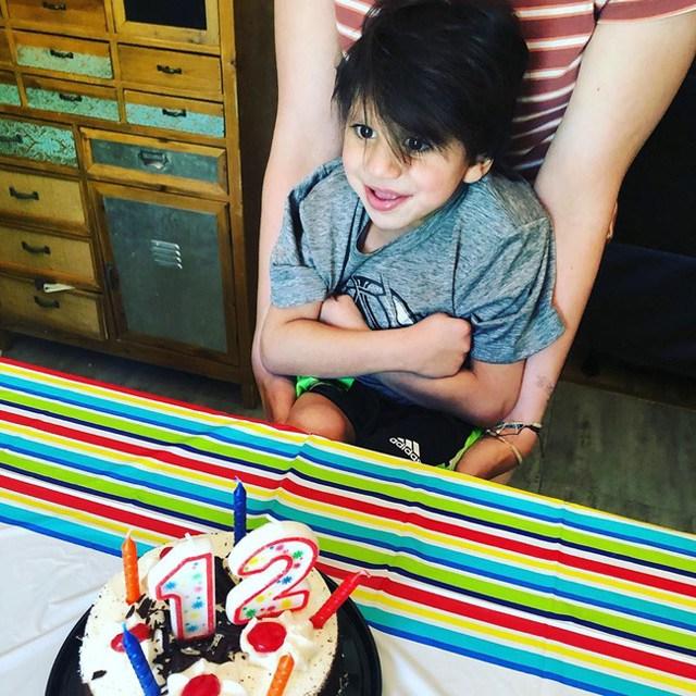 Cuộc sống của bé trai 8 tuổi chỉ nặng 7kg, gần như sắp chết được nhận nuôi-6