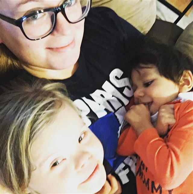 Cuộc sống của bé trai 8 tuổi chỉ nặng 7kg, gần như sắp chết được nhận nuôi-8