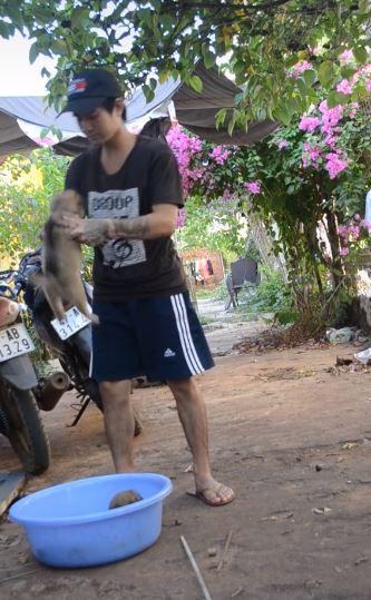 Chàng trai phơi chó trên móc treo, dân mạng tranh cãi kịch liệt-1