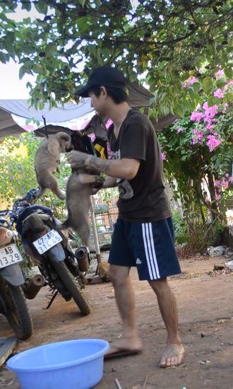Chàng trai phơi chó trên móc treo, dân mạng tranh cãi kịch liệt-2