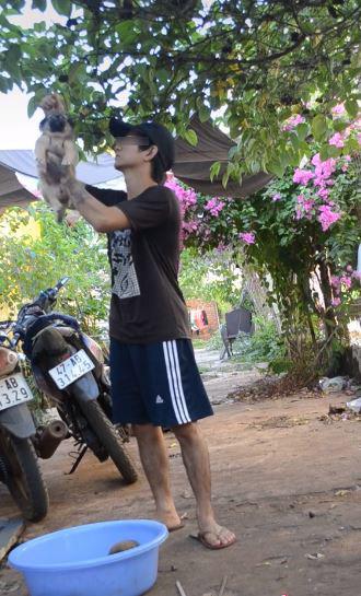 Chàng trai phơi chó trên móc treo, dân mạng tranh cãi kịch liệt-3