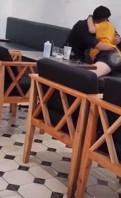 Cặp đôi thản nhiên diễn cảnh mây mưa với nhiều hành động nhạy cảm ngay giữa quán cà phê-2