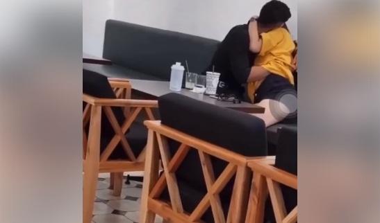 Cặp đôi thản nhiên diễn cảnh mây mưa với nhiều hành động nhạy cảm ngay giữa quán cà phê-3