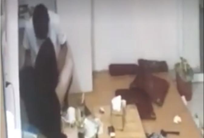 Cặp đôi thản nhiên diễn cảnh mây mưa với nhiều hành động nhạy cảm ngay giữa quán cà phê-4