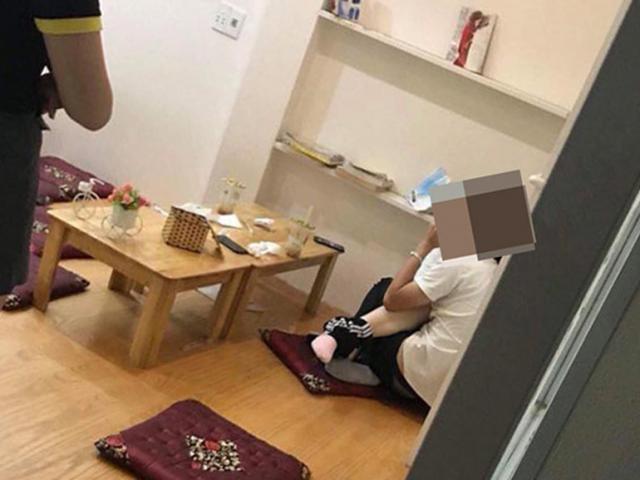 Cặp đôi thản nhiên diễn cảnh mây mưa với nhiều hành động nhạy cảm ngay giữa quán cà phê-5