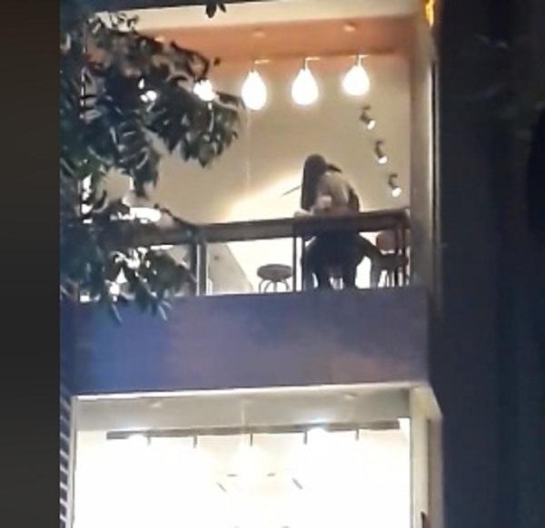 Cặp đôi thản nhiên diễn cảnh mây mưa với nhiều hành động nhạy cảm ngay giữa quán cà phê-6