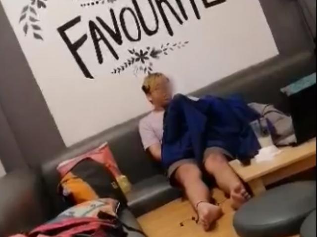 Cặp đôi thản nhiên diễn cảnh mây mưa với nhiều hành động nhạy cảm ngay giữa quán cà phê-7