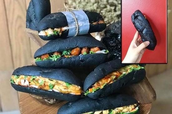 Bánh mì 'toàn thân đen như than' gây sốt, dân mạng đua nhau truy lùng
