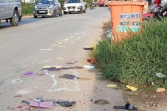 Clip: Bé gái lao qua đường bị xe máy đâm gục tại chỗ