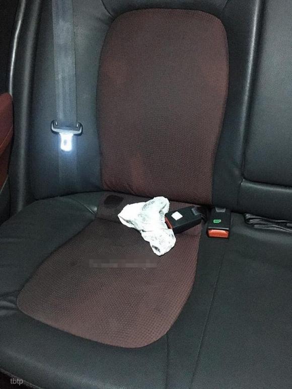 Yêu cầu tài xế mở điều hòa không được, cô gái chơi chiêu sốc cởi nội y bỏ lại trên taxi-2