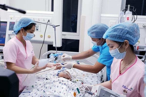 Hai bé song sinh Trúc Nhi, Diệu Nhi đang tập cai máy thở-1