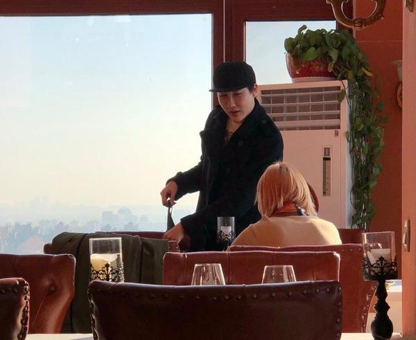 Chàng trai mặt rắn lộ thân hình như que củi sau thời gian vắng bóng-3