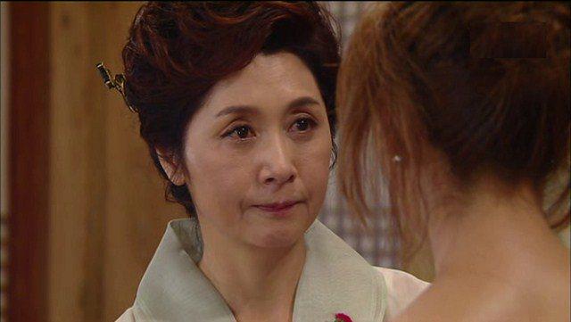 Về thăm mẹ chồng thấy bọc tiền dày bịch trên bàn, tôi hỏi bà thì nhận được tin sét đánh-1