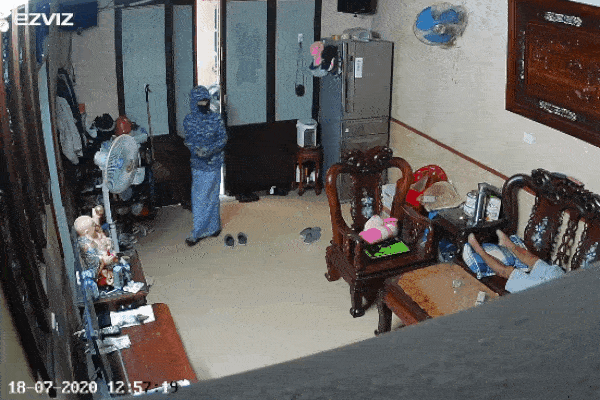 Clip: Vào mua trà tắc thấy chủ ngủ say, nữ 'ninja' khoắng sạch tiền cửa hàng